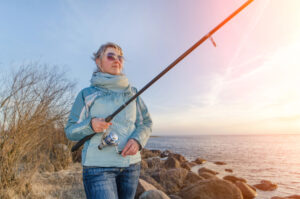 6 Beach Fishing Outfits for Women: Stylish and Functional Gear for Your Next Seaside Adventure